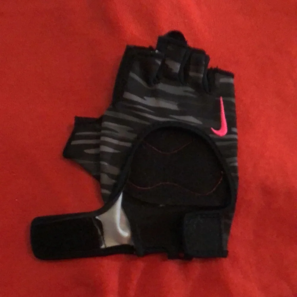 NIKE gloves with no tags. New. Tried but since day 1 couldn’t work. - Picture 8 of 8